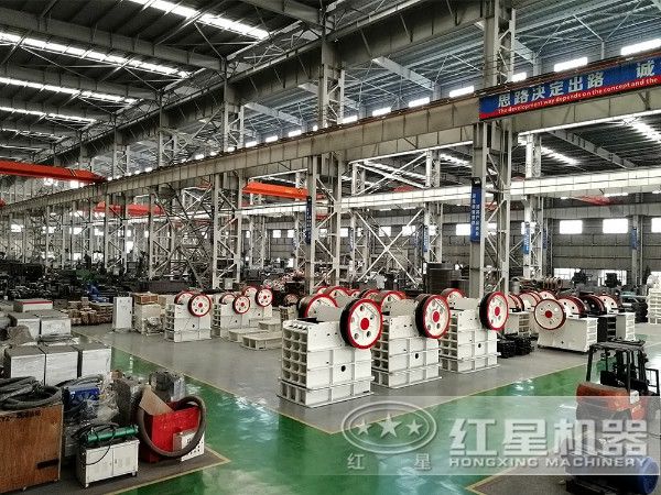 時產(chǎn)50噸，出料0.2-0.3mm的大理石制砂機車間一角