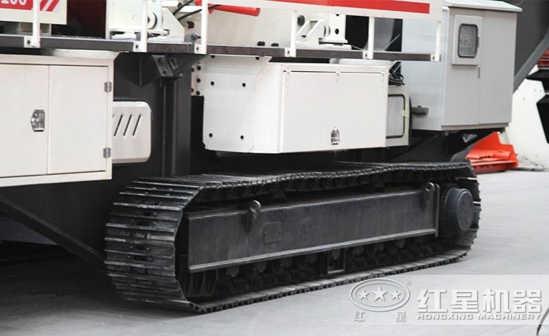 小型履帶石頭破碎機(jī)：履帶液壓驅(qū)動(dòng)，砂廠暢通無(wú)阻