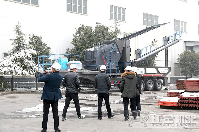 車載流動碎石機廠家價格實惠，客戶現(xiàn)場參觀