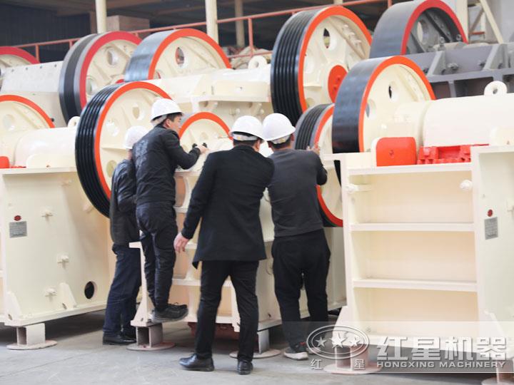 用戶到場參觀鄂式碎石頭機(jī)，查看細(xì)節(jié)