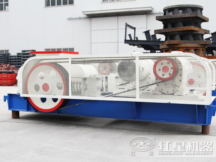 強(qiáng)力齒輥破碎機(jī)，體積小，破碎比大