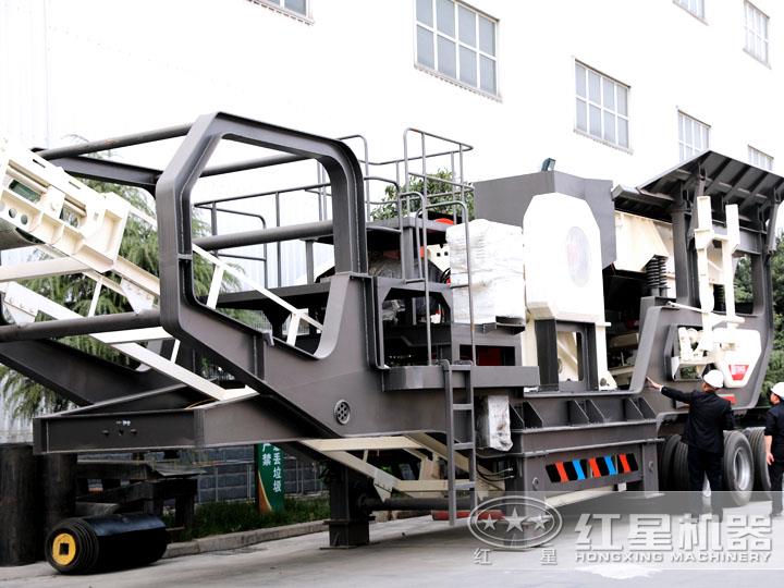 輪胎移動(dòng)破碎站配鄂式破碎機(jī)，時(shí)產(chǎn)50-500t/h