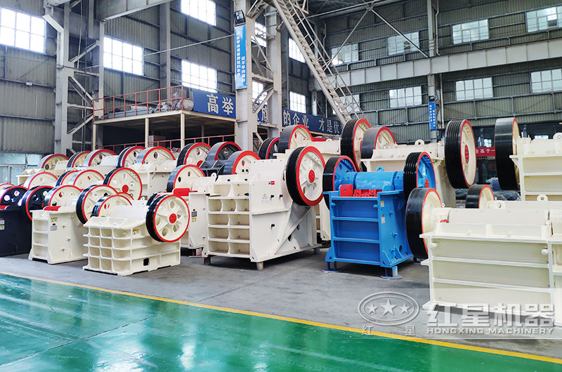 鄂式破碎機(jī)實(shí)拍，粗碎力度強(qiáng)
