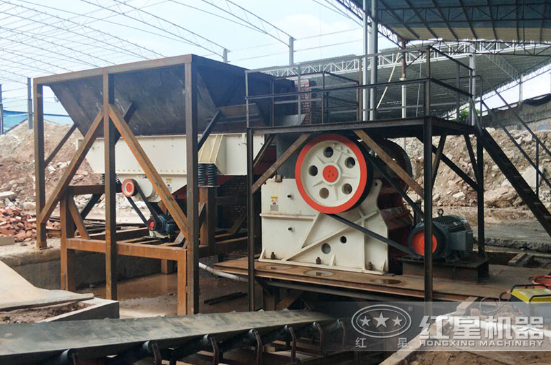 顎式破碎機作業(yè)現場圖片